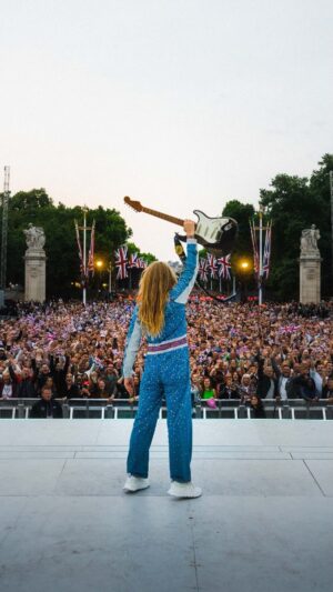 Sam Ryder Instagram - What a total honour to sing my head off in front of Buckingham Palace for the Queen’s Platinum Jubilee last night! MIND TOTALLY BLOWN 🙏🤯🇬🇧

I’m so stoked to tell you that the special Platinum Jubilee version of ‘Space Man’ that we performed is available to download EVERYWHERE NOW 👨‍🚀 The BEST way to show support is to download the song on whatever music service you use :) Tell your family, friends and loved ones to do the same and let’s get ‘Space Man’ to the stars! 💫 link in my bio 🚀 THANK U DREAMERS, LOVE YA 💛