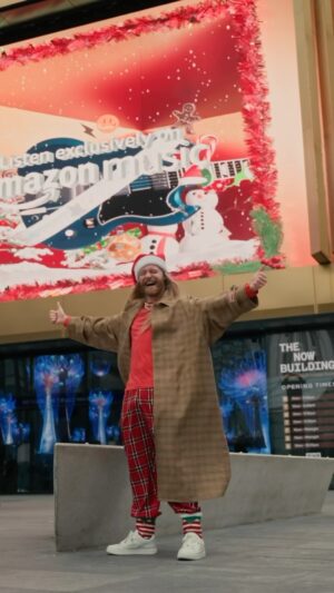 Sam Ryder Instagram - Stumbled upon this MASSIVE 3D billboard today!! 🎅🏼👀🤘🏼⚡️ Dressed head to toe in my Christmas best, as always🕺🏼😂🎁🎶 @amazonmusicuk