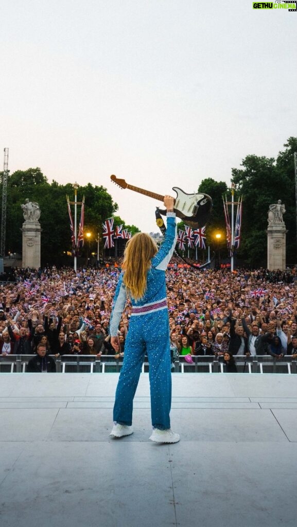 Sam Ryder Instagram - What a total honour to sing my head off in front of Buckingham Palace for the Queen’s Platinum Jubilee last night! MIND TOTALLY BLOWN 🙏🤯🇬🇧 I’m so stoked to tell you that the special Platinum Jubilee version of ‘Space Man’ that we performed is available to download EVERYWHERE NOW 👨‍🚀 The BEST way to show support is to download the song on whatever music service you use :) Tell your family, friends and loved ones to do the same and let’s get ‘Space Man’ to the stars! 💫 link in my bio 🚀 THANK U DREAMERS, LOVE YA 💛