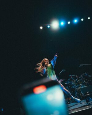 Sam Ryder Instagram - DUBLIN NIGHT 2! Honoured to have been invited @picturethis thank you all so much! 🇮🇪 @3arenadublin 💚💖 NEXT STOP, SOUTH KOREAAAA 🇰🇷