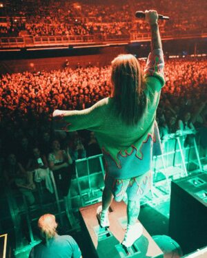 Sam Ryder Instagram - DUBLIN NIGHT 2! Honoured to have been invited @picturethis thank you all so much! 🇮🇪 @3arenadublin 💚💖 NEXT STOP, SOUTH KOREAAAA 🇰🇷