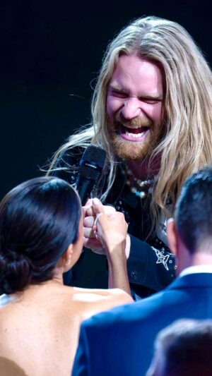 Sam Ryder Instagram - When singing your song with Meghan Markle wasn’t on your 2023 bingo card and you full on actual glitch 10 seconds later 🤖 @invictusgames2023 what an honour 🙏 Pure embodiment of resilience, hope, process over prizes and courage over credit 💛👊