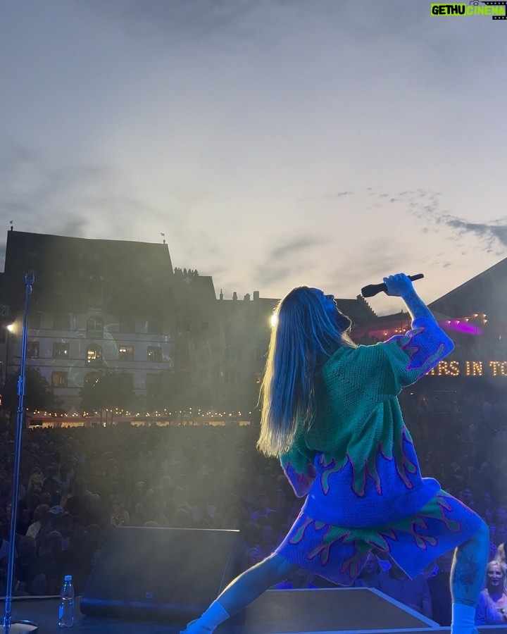 Sam Ryder Instagram - Pls don’t zoom up my shorts 🔭 big weekend in Switzerland for @starsintown & @heitereopenair absolute bonkers 🤯🇨🇭 So lovely to round it off back home for @heritageliveconcerts too. Felt like a massive hug 🙏 Love ya tons, dreamers 👊