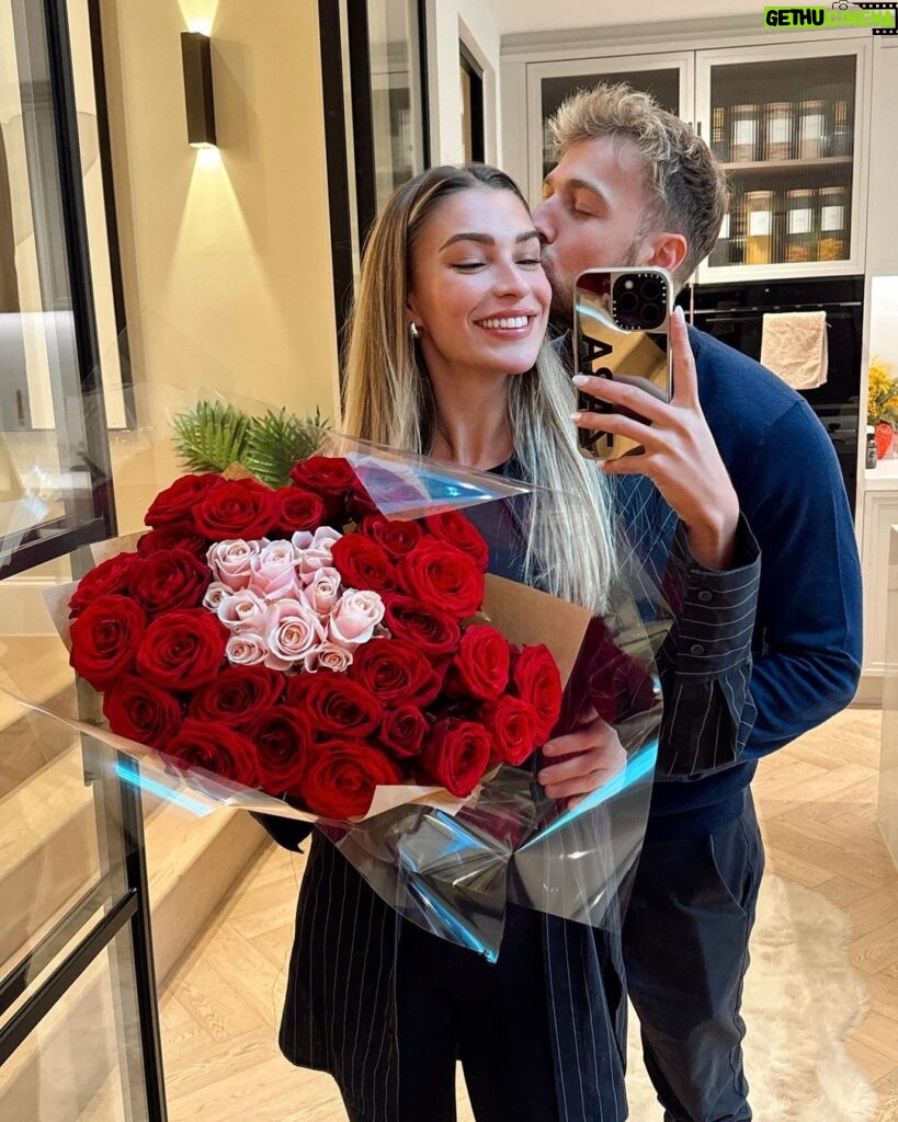 Sam Thompson Instagram - you know he’s a keeper when him and the local florist are on a first name basis 🥺😂🫶🏻🥰🩷🌹💐