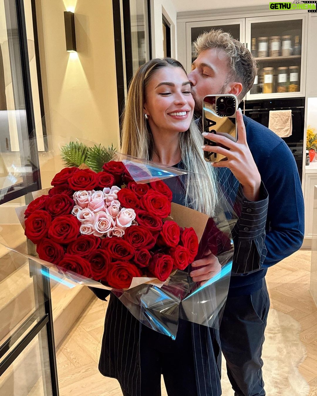 Sam Thompson Instagram - you know heβs a keeper when him and the local florist are on a first name basis π₯Ίππ«Άπ»π₯°π©·πΉπ