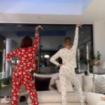 Sam Thompson Instagram - Who’s ready to watch the show tonight?! 🤣 Thinking about how proud Sam would be knowing I managed to force Pete into doing a dance with me wearing my PJ’s 🤣😭 Pete really thought he was gonna catch a break LOOOL #teamSam #imaceleb