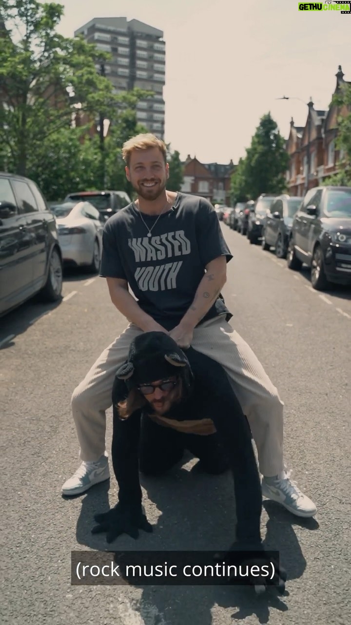Sam Thompson Instagram - I know I can always count on @p_wicks01 to help me out in a pickle and #KeepItFresh! Thanks for the inspo @coorsbeer, you know we like to do things differently 😂 Please Drink Responsibly #AD