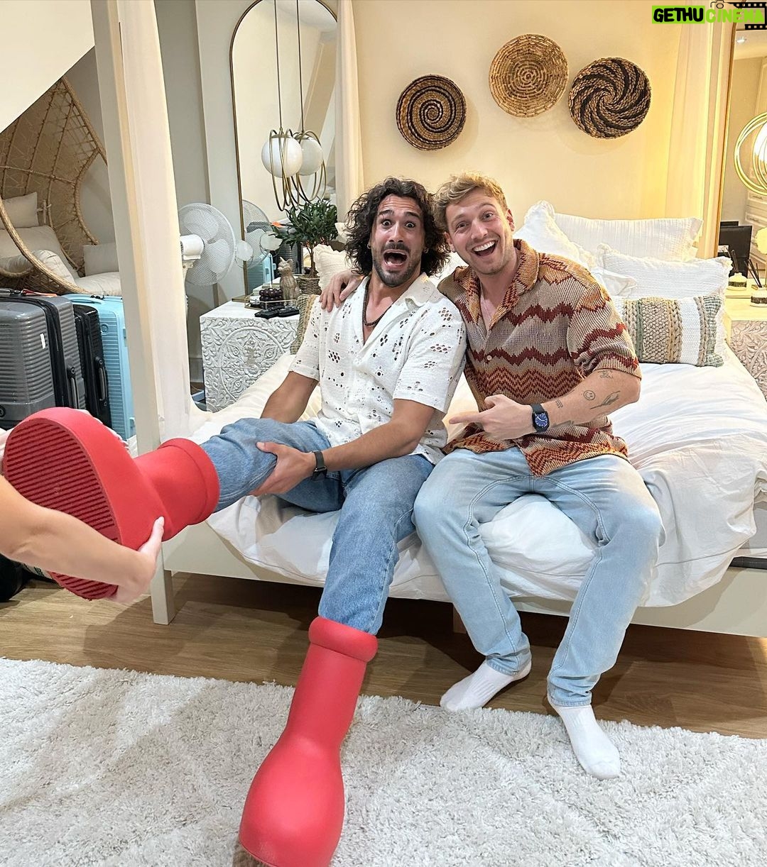 Sam Thompson Instagram - I got to meet Zaraโs strictly pro! Even got him in my red boots! ๐ฅน @grazianodiprima youโre an absolute legend sir, and I CANNOT wait for all the TikTokโs ๐๐๐๐ผโค๏ธ (why am I so hunched) ๐๐๐