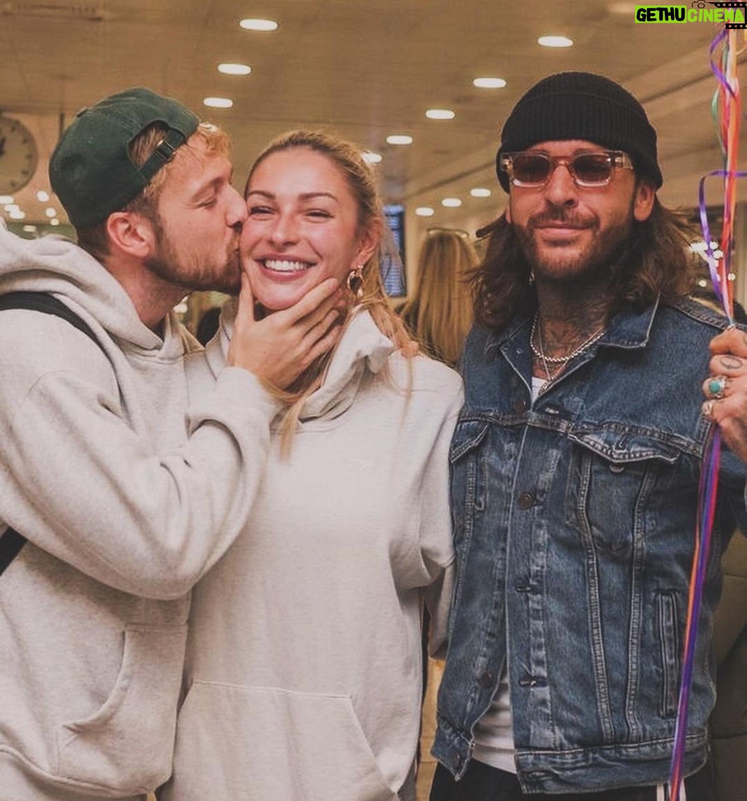 Sam Thompson Instagram - She brought balloons 😂🥹 Reunited with the love of my life. What a trip, what a lucky guy I am 🥹❤️❤️❤️ spot an awkward Pete 😂