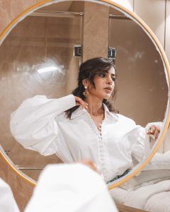 Samantha Instagram - Unbothered☕️ In @kreshabajajofficial @kreshabajaj Styled by @jukalker Jewellery @shopanatina via @ascend.rohank 📸 @kiransaphotography Hair @dakshhnidhi Makeup @avnirambhia