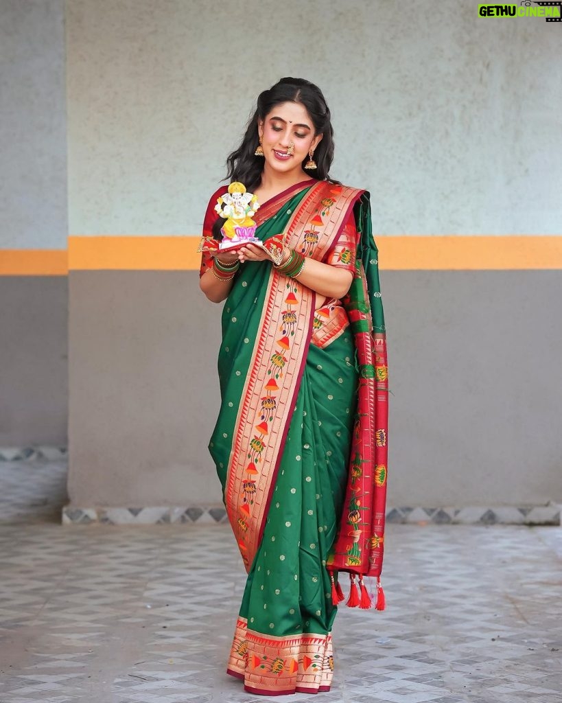 Sameeksha Sud Instagram - Happy Ganesh Chaturthi.. ❤️ #ganeshchaturthi #pictureoftheday Saree @karagiri_ethnic Necklace @adwitiyacollection Bangles @shagnaofficial Styling @rimadidthat