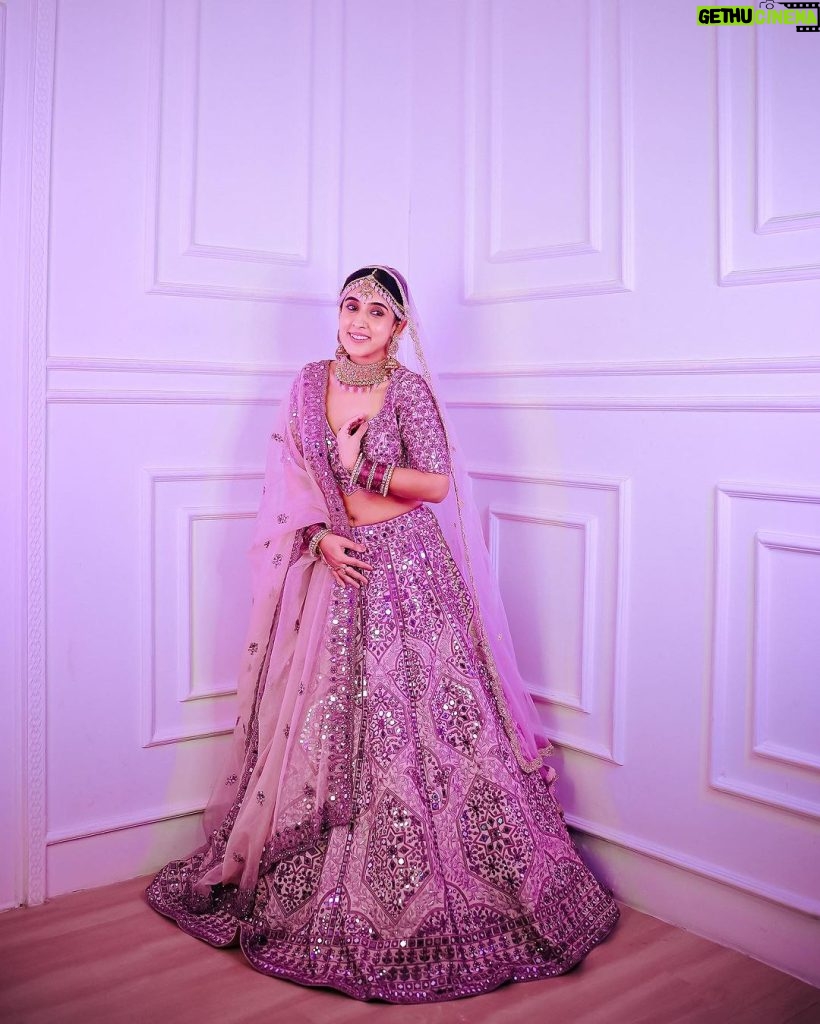 Sameeksha Sud Instagram - Guess which song… ?? 💜 Outfit @sanghavi_renthouse_official Jewellery @shagnaofficial Make up @makeup_by_neha_ansari #bridal #pictureoftheday