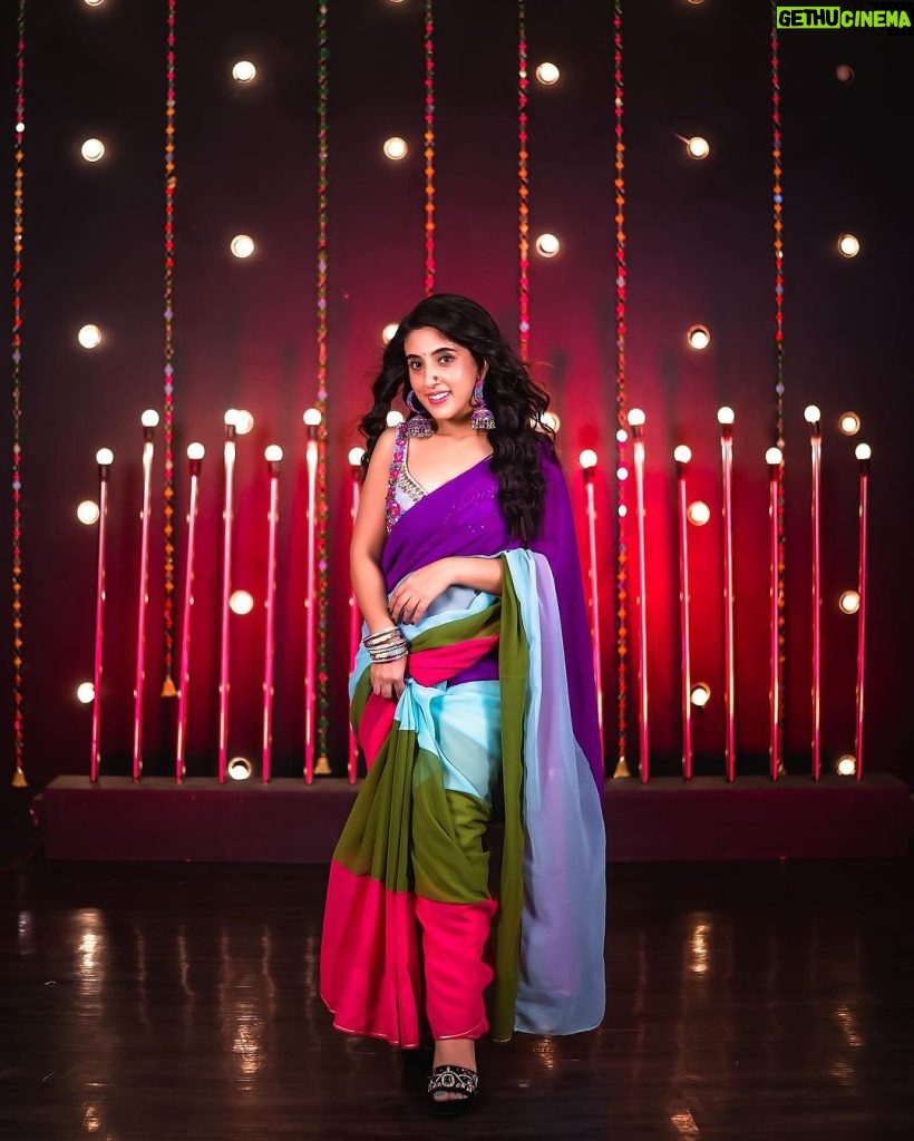 Sameeksha Sud Instagram - Wait for the dhamaka… 💜 Excited?? #whatjhumka #pictureoftheday Styled by @rimadidthat Saree @swadeshi_shringaar Blouse @the_adhya_designer Jhumka @moedbuille Bangles @Shagnaofficial Footwear @_all_about_toe