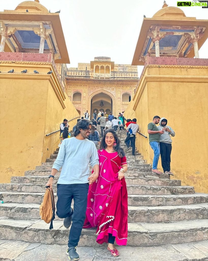 Sameeksha Sud Instagram - Amer fort- Where history of Rajasthan lives… 🩷 #amerfort #jaipur Wearing @aachho Earrings @moedbuille
