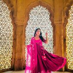 Sameeksha Sud Instagram - Amer fort- Where history of Rajasthan lives… 🩷 #amerfort #jaipur Wearing @aachho Earrings @moedbuille