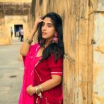 Sameeksha Sud Instagram - Amer fort- Where history of Rajasthan lives… 🩷 #amerfort #jaipur Wearing @aachho Earrings @moedbuille
