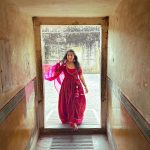 Sameeksha Sud Instagram – Amer fort- Where history of Rajasthan lives… 🩷

#amerfort #jaipur 

Wearing @aachho 
Earrings @moedbuille