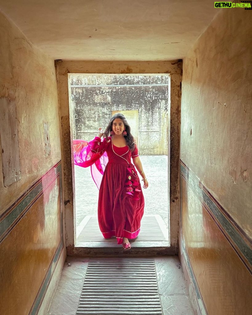 Sameeksha Sud Instagram - Amer fort- Where history of Rajasthan lives… 🩷 #amerfort #jaipur Wearing @aachho Earrings @moedbuille
