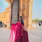 Sameeksha Sud Instagram - Amer fort- Where history of Rajasthan lives… 🩷 #amerfort #jaipur Wearing @aachho Earrings @moedbuille