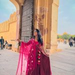 Sameeksha Sud Instagram – Amer fort- Where history of Rajasthan lives… 🩷

#amerfort #jaipur 

Wearing @aachho 
Earrings @moedbuille