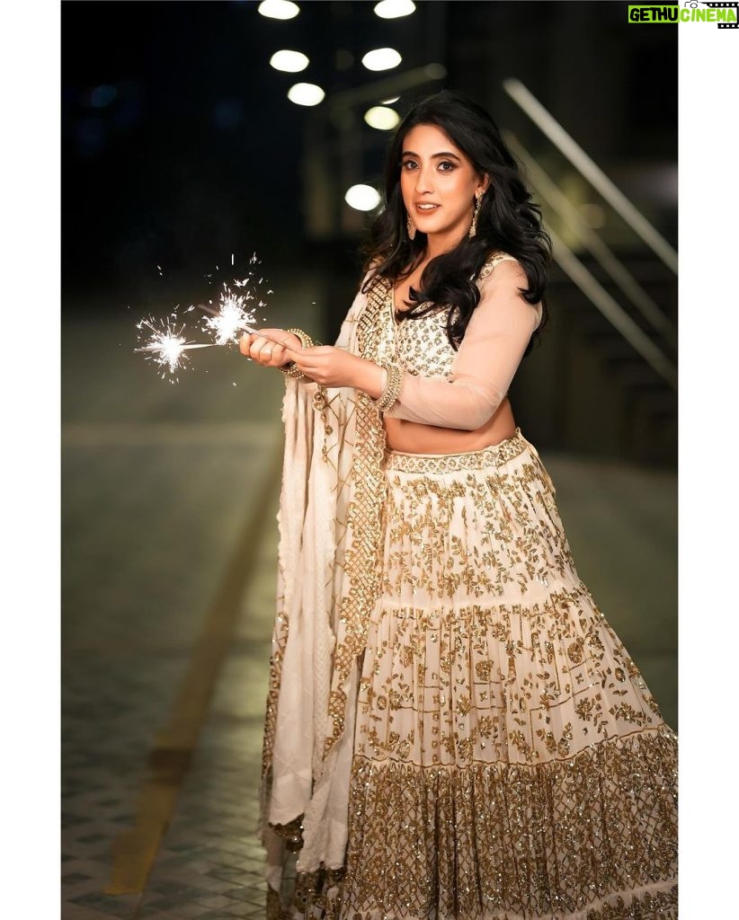 Sameeksha Sud Instagram - Dil💞wali Diwali… 🪔✨ #diwali Outfit @sanghavi_renthouse_official Make up @shine_and_shadow_