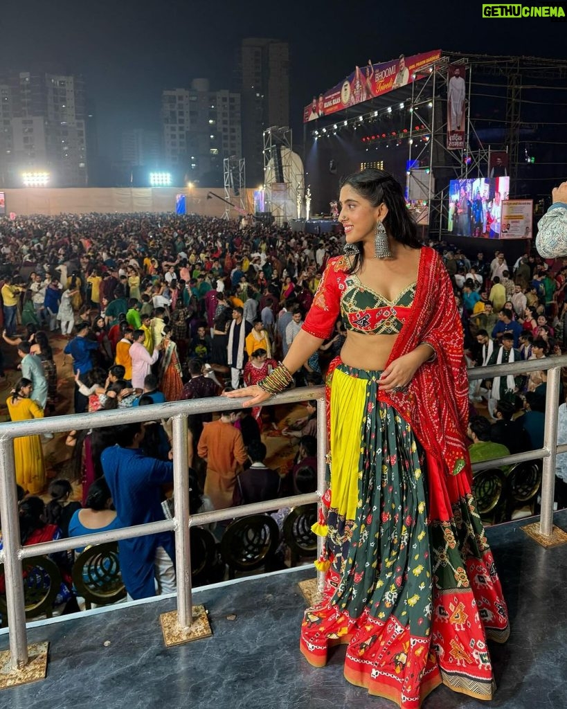 Sameeksha Sud Instagram - Happy Dussehra! 🪔☘️✨ #festivalseason #pictureoftheday Outfit @ishitapatel_couture Jewellery @moedbuille