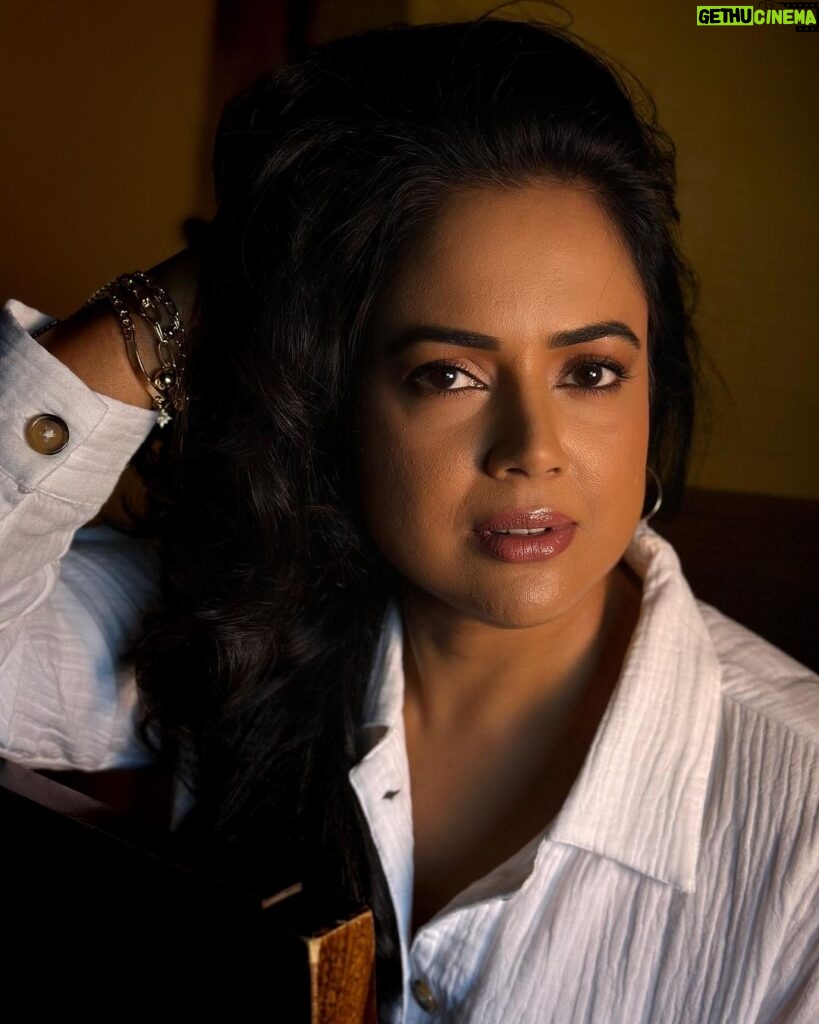 Sameera Reddy Instagram - 90’ s actress feels ⭐️ 📷 @photographybyrishabk Mumbai, Maharashtra