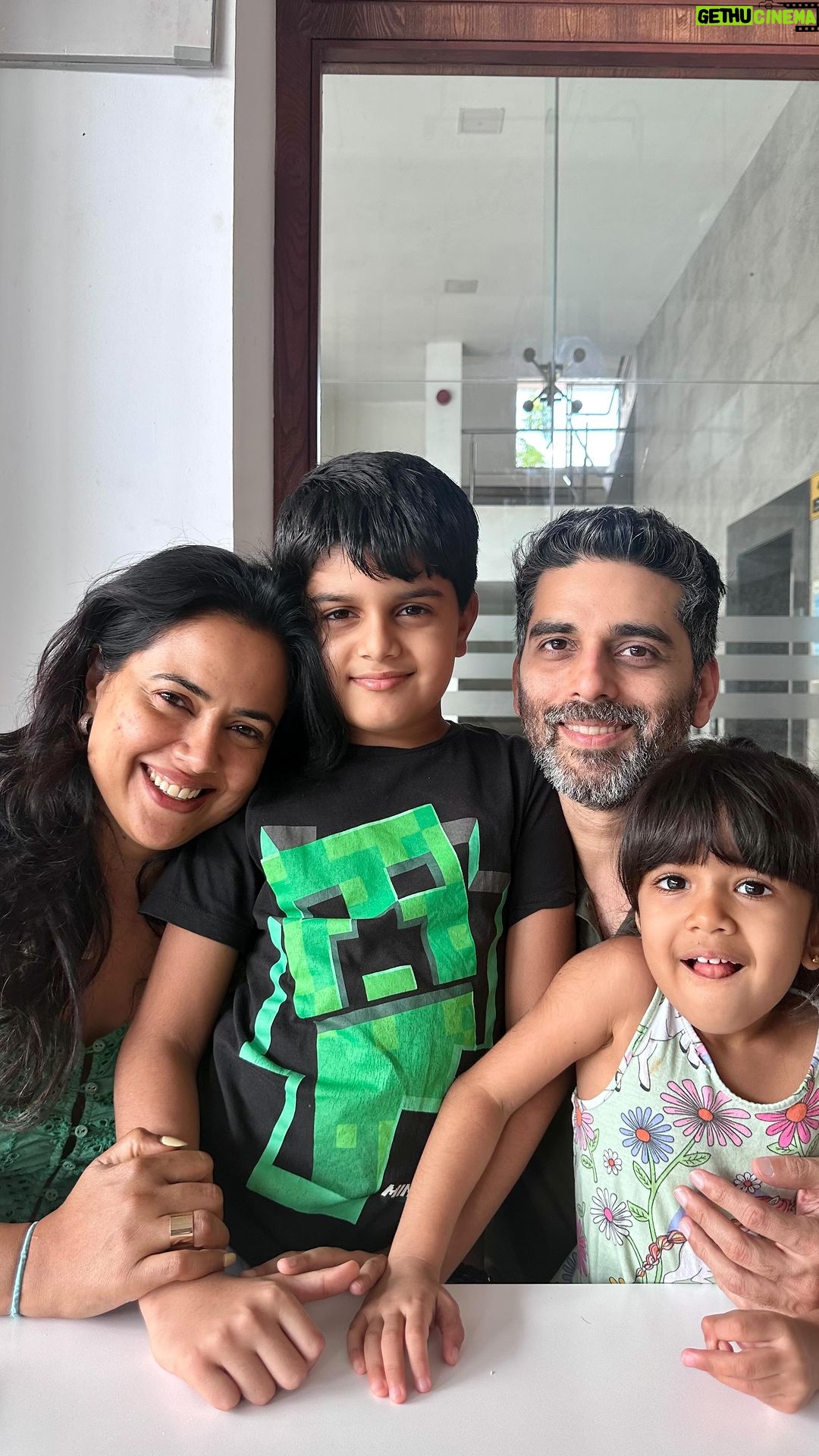 Sameera Reddy Instagram - Blessed to love & be loved in return❤️2023 A big thank you to you all for being such an amazing community and making this year awesome . Thank you wanting & support healthy conversations & cheering our fun crazy comedy that we love making . Looking forward to more madness in 2024 🤩 #happynewyear
