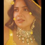 Sameera Reddy Instagram – Feelin like golden ray of sunshine💛

@neeta_lulla you are the 👑
@houseofneetalulla 
📸 @photographybyrishabk 
Mua @makeupbyrishabk 🙌🏻
Hairstyling @nat_chava 
@razwada.jewels ✨