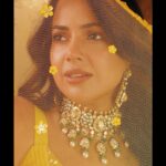 Sameera Reddy Instagram - Feelin like golden ray of sunshine💛 @neeta_lulla you are the 👑 @houseofneetalulla 📸 @photographybyrishabk Mua @makeupbyrishabk 🙌🏻 Hairstyling @nat_chava @razwada.jewels ✨