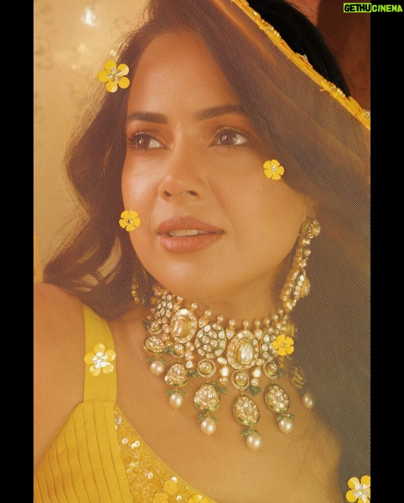 Sameera Reddy Instagram - Feelin like golden ray of sunshine💛 @neeta_lulla you are the 👑 @houseofneetalulla 📸 @photographybyrishabk Mua @makeupbyrishabk 🙌🏻 Hairstyling @nat_chava @razwada.jewels ✨