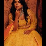 Sameera Reddy Instagram - Feelin like golden ray of sunshine💛 @neeta_lulla you are the 👑 @houseofneetalulla 📸 @photographybyrishabk Mua @makeupbyrishabk 🙌🏻 Hairstyling @nat_chava @razwada.jewels ✨