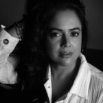 Sameera Reddy Instagram - 90’ s actress feels ⭐️ 📷 @photographybyrishabk Mumbai, Maharashtra