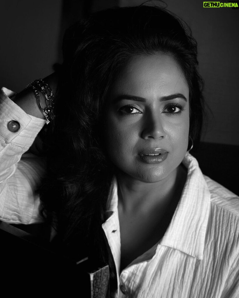 Sameera Reddy Instagram - 90’ s actress feels ⭐ 📷 @photographybyrishabk Mumbai, Maharashtra