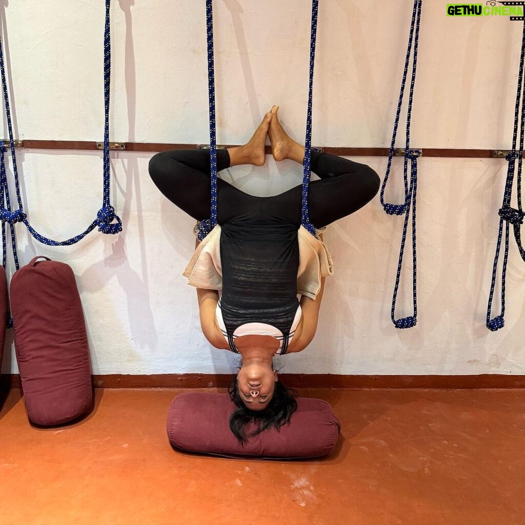 Sameera Reddy Instagram - Last pic is my goal🙏🏼will keep trying. Balance starts with acceptance . And I accept everything life throws at me. The ups & downs. Its ever changing. But to stay neutral takes a lot of hard work💪🏼 #yoga #iyengaryoga Mind Body Balance. #imperfectlyperfect ❤