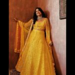 Sameera Reddy Instagram - Feelin like golden ray of sunshine💛 @neeta_lulla you are the 👑 @houseofneetalulla 📸 @photographybyrishabk Mua @makeupbyrishabk 🙌🏻 Hairstyling @nat_chava @razwada.jewels ✨