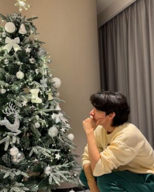 Samuel Instagram - Who wants to spend christmas with me?