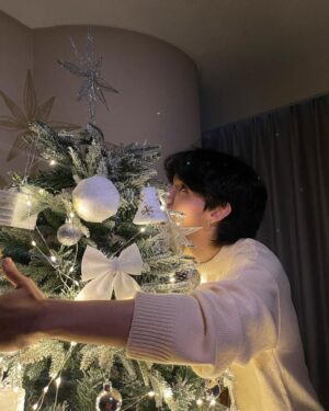 Samuel Instagram - Who wants to spend christmas with me?