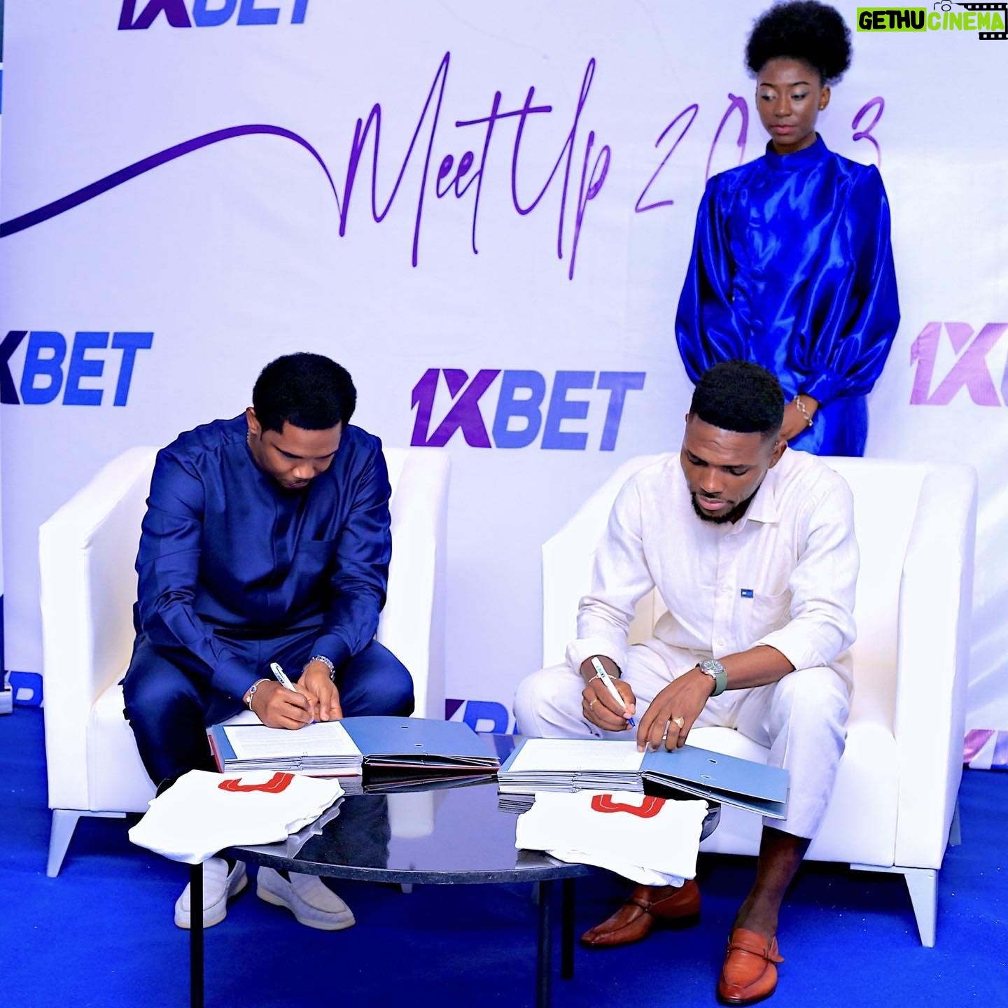 Samuel Eto'o Instagram - MERCI à @1XBET Cameroon pour la confiance en mon parcours. Avec vous, nous apportons plus de sourire et de bonne humeur à tous et partout .