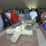 Samuel Eto’o Instagram – En ce jour béni, la délégation camerounaise et moi même,  sommes arrivés en terre ivoirienne. Avant de prendre nos quartiers ici chez moi, chez nous , sur le sol de la belle famille, nous sommes allés préalablement rendre un  hommage symbolique au premier président de la Côte d’Ivoire , le président Félix Houphouet-Boigny. Nous  avons eu le privilège d’être reçus  par sa majesté Nanan Kouassi Ngoh 3, Chef Canton des Akouai , de la Famille Houphouët – Boigny.
Journée riche, car l’ambassadrice du Cameroun en Côte d’Ivoire, son excellence Marie Yvette Koloko épouse Assene Nkou nous a gratifié d’une chaleureuse audience.
Pour cet accueil privilégié, nous disons notre infinie gratitude à nos deux hôtes : notre impressionnante ambassadrice, et sa majesté Nanan Kouassi Ngogang 3.
Simplement : MERCI. 
Samuel Eto’o🇨🇲🇨🇲🇨🇲🇨🇮🙏🏿 @caf_online__