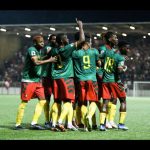 Samuel Eto'o Instagram - Fier de vous … Hier… Les joueurs de notre équipe nationale, par leur résilience, leur courage, dans une adversité inédite, ont su répondre présents. Hier… De mémoire d’ancien footballeur, vous nous avez offert un moment inoubliable. Nous avons vu une équipe nationale, la nôtre, qui a su contrôler son match en intensité et en qualité . Les phases de transition offensive et défensive ont été maîtrisées. Ceci, dans une atmosphère d’hostilité en rupture avec les nobles valeurs du football. Nous avons assisté, médusés à la violation de toutes les règles d’accueil et de fair play du football: l’hymne national de notre nation n’a pas été respecté, pire a été moqué. Plus grave: le douzième homme a pris la forme d’un laser géant pour empêcher et brouiller le jeu des lions indomptables. Pour ce moment de fidélité aux couleurs de notre belle nation, je me sens le devoir de remercier les leaders de cette équipe valeureuse: Franck zambo Anguissa, Clinton Nje, Fabrice ondoua… Sachez que vous avez forcé mon admiration. Juste MERCI. Au sélectionneur Rigobert Song, j’emprunte à notre illustre chef : un seul mot continuez! @anguiss_29 @ondoa1 @song_officiel_4 🇨🇲🇨🇲🇨🇲🇨🇲🇨🇲🇨🇲🇨🇲🇨🇲🇨🇲🇨🇲🇨🇲