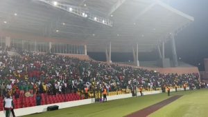 Samuel Eto'o Instagram - Au douzième joueur de Garoua, et aux trente millions de supporters des Lions indomptables : OUSSOKO!

Les lions indomptables viennent de décrocher malgré la pression d’un match décisif, leur qualification pour la coupe d’Afrique des Nations en terre ivoirienne. Au capitaine Vincent Aboubacar et à toute son équipe qui ont tout donné pour nous offrir cette victoire éclatante; MERCI. 
J’adresse surtout mon infinie gratitude au public du septentrion , aux trente millions de supporters camerounais des dix régions du Cameroun, qui ont su par leur soutien sincère, insuffler une dynamique gagnante à notre équipe nationale .
A vous tous, supporters qui avez fait le déplacement de Garoua, aux populations de Garoua qui ont fait de notre choix de Garoua comme ville de cette rencontre, un pari gagnant , que vous dire ?
OUSSOKO!
OUSSOKO!
OUSSOKO ! 🇨🇲🇨🇲🇨🇲🇨🇲🇨🇲❤️❤️❤️❤️❤️ @fecafootofficiel