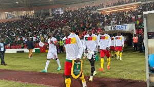 Samuel Eto'o Instagram - Au douzième joueur de Garoua, et aux trente millions de supporters des Lions indomptables : OUSSOKO!

Les lions indomptables viennent de décrocher malgré la pression d’un match décisif, leur qualification pour la coupe d’Afrique des Nations en terre ivoirienne. Au capitaine Vincent Aboubacar et à toute son équipe qui ont tout donné pour nous offrir cette victoire éclatante; MERCI. 
J’adresse surtout mon infinie gratitude au public du septentrion , aux trente millions de supporters camerounais des dix régions du Cameroun, qui ont su par leur soutien sincère, insuffler une dynamique gagnante à notre équipe nationale .
A vous tous, supporters qui avez fait le déplacement de Garoua, aux populations de Garoua qui ont fait de notre choix de Garoua comme ville de cette rencontre, un pari gagnant , que vous dire ?
OUSSOKO!
OUSSOKO!
OUSSOKO ! 🇨🇲🇨🇲🇨🇲🇨🇲🇨🇲❤️❤️❤️❤️❤️ @fecafootofficiel