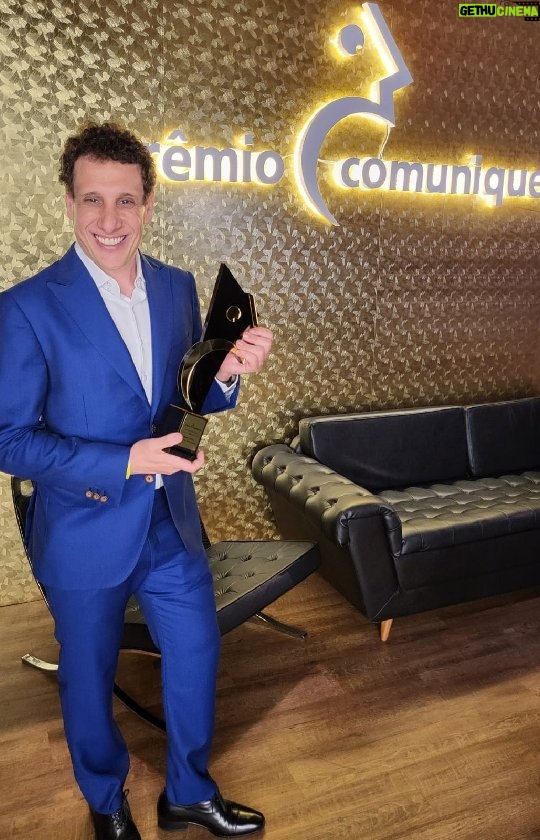 Samy Dana - 9K Likes - O Investnews não tem influenciadores mágicos com a promessa de enriquecer rápido. Ou então cifras mirabolantes, prometendo quinhentos, seiscentos, setecentos por cento de rentabilidade. O que ele tem é muita informação, com as melhores práticas de finanças. Um conteúdo original, que foge de boa parte do jornalismo econômico que replica notas de assessorias de imprensa ou agência de notícias. Uma tarefa desafiadora e muito divertida sobretudo com a brilhante equipe que montamos.
O Investnews conseguiu ser completo, descomplicado e útil. Em tão pouco tempo já fez história. E vai fazer ainda mais, agora com o apoio e sendo parte da estratégia de uma das empresas mais inovadoras do país e do mundo, que é o Nubank.
Obrigado David Vélez e Cris Junqueira, cofundadores do Nu, por acreditarem e abraçarem esse projeto. Esse é apenas o começo.