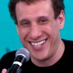 Samy Dana Instagram - Semana passada no Pânico, levantei um assunto que eu acho cada vez mais relevante: os falsos profetas do mundo moderno, os stock pickers. Certamente você já viu algum anúncio desses no YouTube que te conta como fulano de tal ganhou uma fortuna comprando ação X ou Y e vendendo outro papel. E pedindo para você seguir a recomendação que ele faz, muitas vezes te cobrando um rio de dinheiro que você nunca vai recuperar com seus investimentos, mesmo se derem certo. "VAI NA BOA e você vai ganhar muito dinheiro", dizem eles. É cilada. Quem faz isso perde, em média, 20%. Esse pessoal que promete ter a mão de ouro, esses Midas da Faria Lima, geralmente só acertam por sorte. E sorte não é replicável. Nada como a ciência para mostrar o que devemos fazer, fugir desses fanfarrões que só querem teu dinheiro. E é isso que eu pretendo te ensinar, é só se cadastrar no meu curso gratuito através do link que está na minha bio aqui no Instagram. E eu vou te vacinar contra esses aproveitadores.