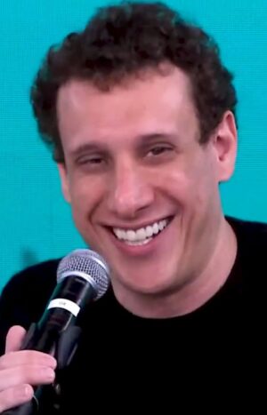 Samy Dana Instagram - Semana passada no Pânico, levantei um assunto que eu acho cada vez mais relevante: os falsos profetas do mundo moderno, os stock pickers. 

Certamente você já viu algum anúncio desses no YouTube que te conta como fulano de tal ganhou uma fortuna comprando ação X ou Y e vendendo outro papel. E pedindo para você seguir a recomendação que ele faz, muitas vezes te cobrando um rio de dinheiro que você nunca vai recuperar com seus investimentos, mesmo se derem certo. 

"VAI NA BOA e você vai ganhar muito dinheiro", dizem eles.

É cilada. 

Quem faz isso perde, em média, 20%. 

Esse pessoal que promete ter a mão de ouro, esses Midas da Faria Lima, geralmente só acertam por sorte. 
E sorte não é replicável. 

Nada como a ciência para mostrar o que devemos fazer, fugir desses fanfarrões que só querem teu dinheiro. 

E é isso que eu pretendo te ensinar, é só se cadastrar no meu curso gratuito através do link que está na minha bio aqui no Instagram. 

E eu vou te vacinar contra esses aproveitadores.