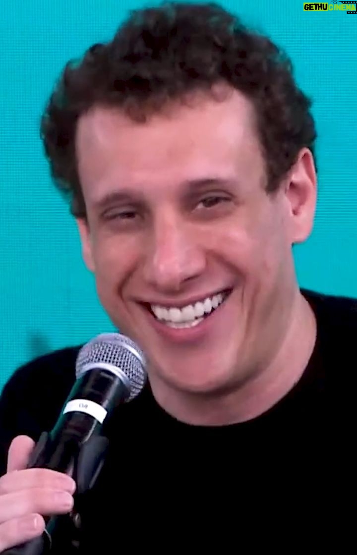 Samy Dana - 7.7K Likes - Semana passada no Pânico, levantei um assunto que eu acho cada vez mais relevante: os falsos profetas do mundo moderno, os stock pickers.
Certamente você já viu algum anúncio desses no YouTube que te conta como fulano de tal ganhou uma fortuna comprando ação X ou Y e vendendo outro papel. E pedindo para você seguir a recomendação que ele faz, muitas vezes te cobrando um rio de dinheiro que você nunca vai recuperar com seus investimentos, mesmo se derem certo.
"VAI NA BOA e você vai ganhar muito dinheiro", dizem eles.
É cilada.
Quem faz isso perde, em média, 20%.
Esse pessoal que promete ter a mão de ouro, esses Midas da Faria Lima, geralmente só acertam por sorte.
E sorte não é replicável.
Nada como a ciência para mostrar o que devemos fazer, fugir desses fanfarrões que só querem teu dinheiro.
E é isso que eu pretendo te ensinar, é só se cadastrar no meu curso gratuito através do link que está na minha bio aqui no Instagram.
E eu vou te vacinar contra esses aproveitadores.