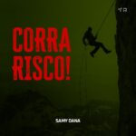Samy Dana Instagram - Corra riscos! Para ter uma rentabilidade interessante na sua carteira, o investidor não tem escolha: ele precisa correr riscos. Mas não é uma tarefa muito simples entender quais riscos você deve correr ou não. A começar que riscos "iguais" entre um investimento e outro não são diversificação. Se teus investimentos possuem o risco do mesmo banco, por exemplo, o que lhe faz pensar que você está fazendo uma diversificação efetiva? Afinal, se uma catástrofe acontecer, tudo vai para a mesma vala. Risco é bem balanceado quando é espalhado entre vários ativos e classes de ativos. Ele precisa ser pensado para o teu perfil, para o teu momento de vida e para teus objetivos financeiros, quando você respeita as probabilidades daquilo dar certo ou não - e não apenas entra em um investimento com fé, uma esperança de sucesso em raízes fracas. E tem um risco específico que nunca devemos correr: o risco da ignorância, do negacionismo, da charlatanice financeira, do terraplanismo. Esse é o risco mais burro que você pode correr pois ele é a garantia de que algo vai dar errado no futuro. Conhecimento, compreensão, planejamento. Esses são os pontos que vão lhe fazer realizar bons investimentos ou não.