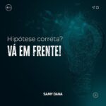 Samy Dana Instagram – Quando as pessoas falam de investimentos, é comum que elas falem com muita paixão. E investir com paixão é um caminho fácil para perder dinheiro, ou no mínimo ganhar menos do que você deveria. 

Sem conhecimento, você vira um mero apostador. 

Acredito que a abordagem mais segura seja tratar a situação como um cientista: sua tese de investimentos nasce de uma hipótese sobre o que funciona. 

Você a testa, adquire conhecimento, dados e compreensão a respeito do assunto. Ao analisar os resultados você chega a uma conclusão. 

Você pode ter dois resultados aí: se a sua tese estava certa, você pode continuar a investir desta forma. 

Se a hipótese está errada, faça uma nova formulação e busque um novo caminho. 

Mas aí está o pulo do gato: ninguém vai conseguir testar todas as situações da maneira mais adequada possível. Mercados passam por ciclos diferentes e o que funciona em um, tende a não funcionar o outro. 

Aí vem a importância da literatura: para você acumular a experiência de tantos outros cientistas estudando. Aprendendo com os dados deles o que funciona ou não. 

E aí montar a melhor carteira possível. 

E é isso que eu proponho em meu curso gratuito, cujo link está na bio aqui do Instagram. Eu vou te ajudar a encurtar esse processo e te mostrar, de maneira bem didática, o que funciona e o que não funciona no mundo dos investimentos.