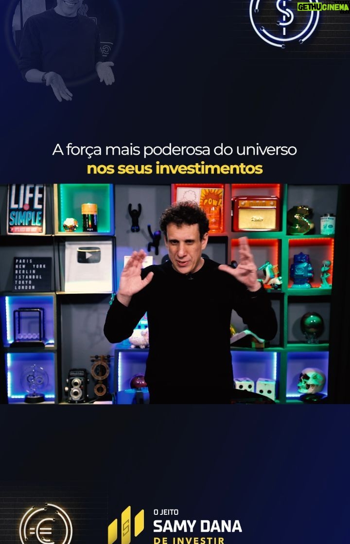 Samy Dana Instagram - O grande Albert Einstein a chamou de a força mais poderosa do universo. Warren Buffett encontrou essa força aos 7 anos de idade (e isso transformou a vida dele). É uma força capaz de transformar R$ 1 mil em R$ 100 mil. De transformar pequenas quantias em grandes fortunas, dado o tempo correto. É o segredo de muitos investidores de sucesso. Essa é a força dos juros compostos. É a força da acumulação de riqueza, é deixar o seu capital trabalhar por ele mesmo. Eu fiz um cálculo muito simples para te mostrar essa POTÊNCIA. E você vai aprender a transformar o seu dinheiro em uma bola de neve. E no final desse vídeo, você vai ver a diferença enorme que isso causa. Vai te surpreender, eu prometo.